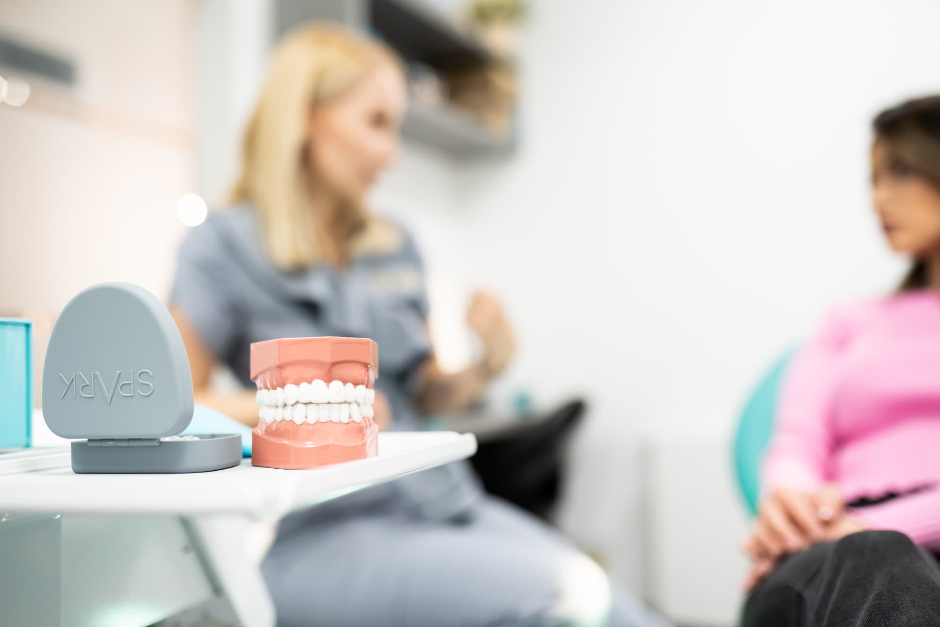 Aligneri transparenți Spark și model dentar, tratament ortodontic personalizat